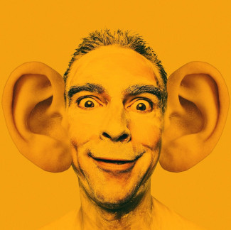 Mensch mit großen Ohren